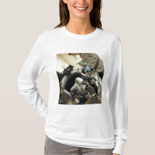Ein völlig zusammengebauter Flug-Crewsturzhelm T-Shirt