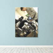 Ein vollständig montierter Helm für die Crew Leinwanddruck (Insitu (Holzboden))