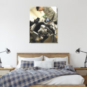 Ein vollständig montierter Helm für die Crew Leinwanddruck (Insitu (Schlafzimmer))