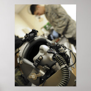 Ein vollständig montierter Helm für die Crew Poster