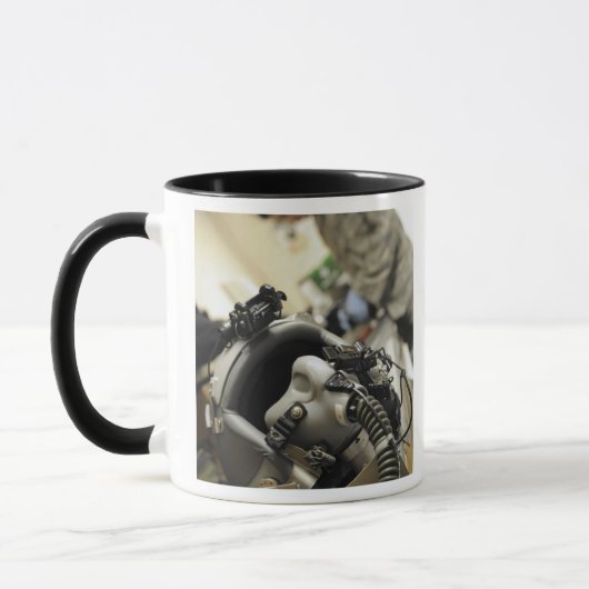 Ein vollständig montierter Helm für die Crew Tasse (Links)