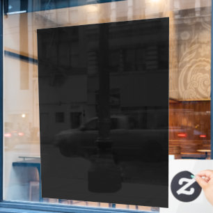 Ein vollständig schwarzes Bild mit einem subtilen Fensteraufkleber
