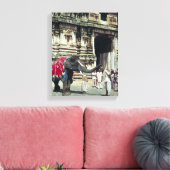 Ein von einem Elefanten gesegneter Mann Leinwanddruck (Insitu (Wohnzimmer))