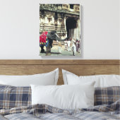 Ein von einem Elefanten gesegneter Mann Leinwanddruck (Insitu (Schlafzimmer))