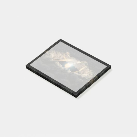 Ein von einer protoplanetären Diskette umgebener S Post-it Klebezettel (angewinkelt)