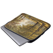 Ein Waldweg mit Wanderer im Herbst Laptopschutzhülle (Vorne Knopf)