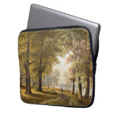 Ein Waldweg mit Wanderer im Herbst Laptopschutzhülle (Vorderseite Links)