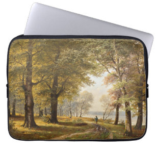 Ein Waldweg mit Wanderer im Herbst Laptopschutzhülle