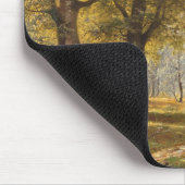 Ein Waldweg mit Wanderer im Herbst Mousepad (Ecke)