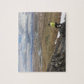 Ein Wanderer blickt auf die Flüsse Nigu und Etivli Puzzle (Vertikal)