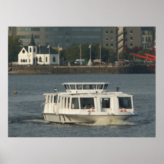 Ein Wasserbus in der Bucht von Cardiff Poster