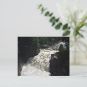 Ein Wasserfall mit Bäumen und Felsen Postkarte (Stehend Vorderseite)