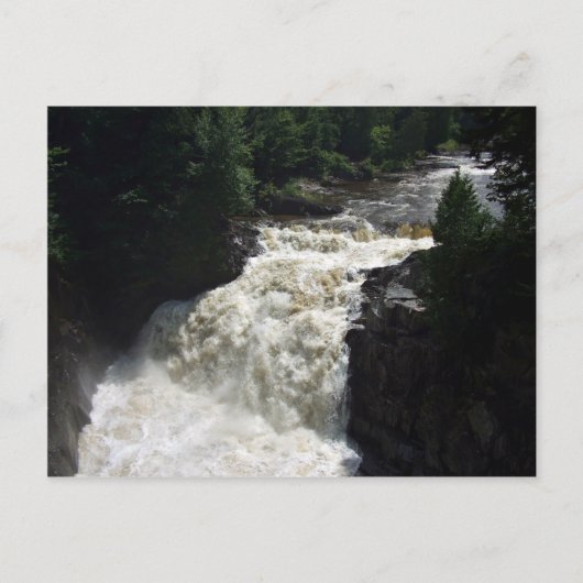 Ein Wasserfall mit Bäumen und Felsen Postkarte (Vorderseite)