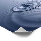 Ein Wassertropfen im Single, der in eine ruhige La Poster (Ecke)