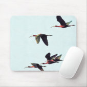 Ein Wedge von Ibises im Flug Mousepad (Mit Mouse)