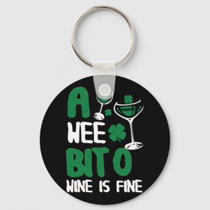 Ein Wee Bit O Wine ist ein schöner St Patricks Tag Schlüsselanhänger