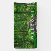 Ein Weg im grünen Wald Banner (Vertikal)