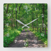 Ein Weg im grünen Wald Quadratische Wanduhr (Vorderseite)