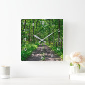 Ein Weg im grünen Wald Quadratische Wanduhr (Zuhause)