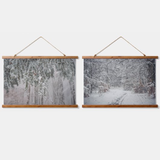 Ein Weg in einem Winterwald und mattierten Zweigen Wandteppich Mit Holzrahmen (Doppelt)