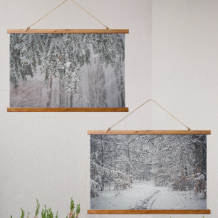 Ein Weg in einem Winterwald und mattierten Zweigen Wandteppich Mit Holzrahmen