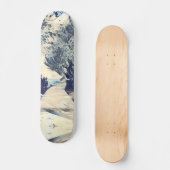 Ein Weg und Bäume am Strand im japanischen Stil Skateboard (Vorderseite)