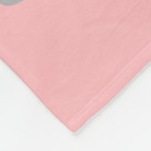 Ein weiblicher Hadrosaurus, der eine Puppe hält. Fleecedecke (Ecke)