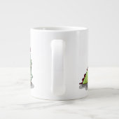 Ein weiblicher Hadrosaurus, der eine Puppe hält. Jumbo-Tasse (Rückseite)