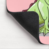 Ein weiblicher Hadrosaurus, der eine Puppe hält. Mousepad (Ecke)