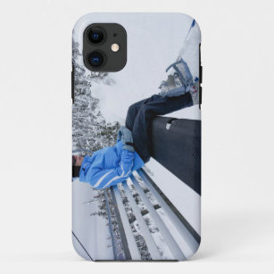 Ein weiblicher Snowboarder reitet den Stuhlaufzug Case-Mate iPhone Hülle