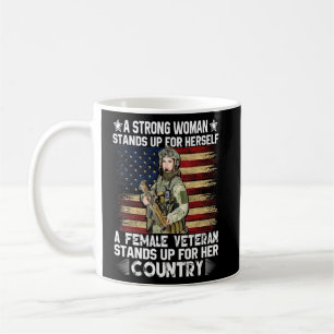 Ein weiblicher Veteran steht für ihr Land Kaffeetasse
