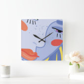 ein weibliches Gesicht mit einem hellen Lippenstif Quadratische Wanduhr (Zuhause)