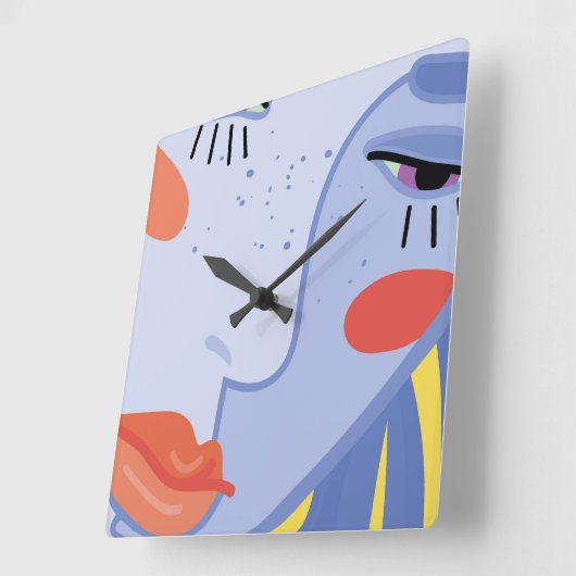 ein weibliches Gesicht mit einem hellen Lippenstif Quadratische Wanduhr (Winkel)