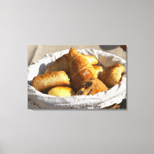 Ein Weidenkörbchen für das Frühstück mit Croissant Leinwanddruck