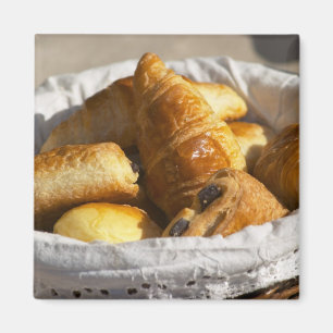 Ein Weidenkörbchen mit Croissants und Magnet