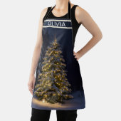 ein Weihnachtsbaum wird in einem schneebedeckten W Schürze (InSitu)