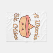 Ein Weilchen älter Ein süßer und lustiger Hot Dog- Fleecedecke (Vorderseite (Horizontal))