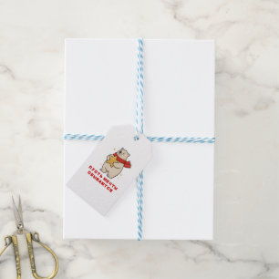 Ein weißer Bär in einem roten Schal mit einem Ster Geschenkanhänger