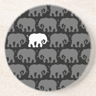 Ein weißer Elefant in einer Herde Getränkeuntersetzer
