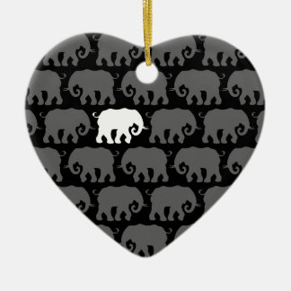 Ein weißer Elefant in einer Herde Keramikornament