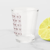 ein weißer Hintergrund mit rotem Muster Schnapsglas (Rechts)