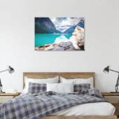 Ein weißer Hund sitzt auf Felsformationen Leinwanddruck (Insitu (Schlafzimmer))