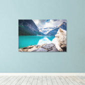 Ein weißer Hund sitzt auf Felsformationen Leinwanddruck (Insitu (Holzboden))