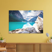 Ein weißer Hund sitzt auf Felsformationen Leinwanddruck (Insitu (Wohnzimmer))