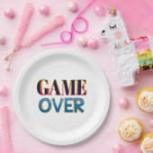 Ein weißer Pappteller mit "GAME OVER" in fett (Party)