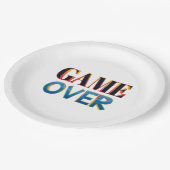 Ein weißer Pappteller mit "GAME OVER" in fett (Schrägansicht)