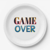 Ein weißer Pappteller mit "GAME OVER" in fett (Vorderseite)