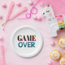 Ein weißer Pappteller mit "GAME OVER" in Fettschri