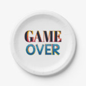 Ein weißer Pappteller mit "GAME OVER" in Fettschri (Vorderseite)