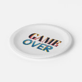 Ein weißer Pappteller mit "GAME OVER" in Fettschri (Schrägansicht)